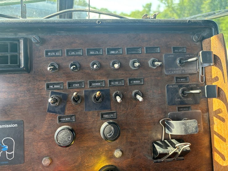 1988-peterbilt-377-image-45