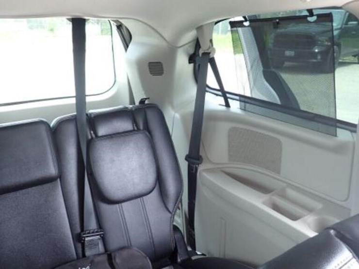 2016-chrysler-town-&-country-image-31