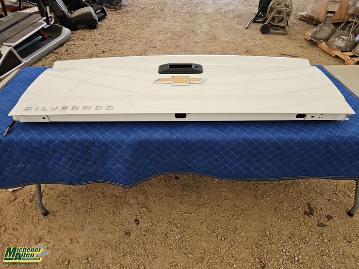 chevrolet-silverado-tailgate-3rd-generation-image-1