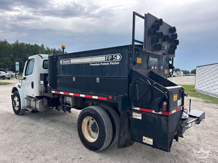 2009-freightliner-m2-106-image-4