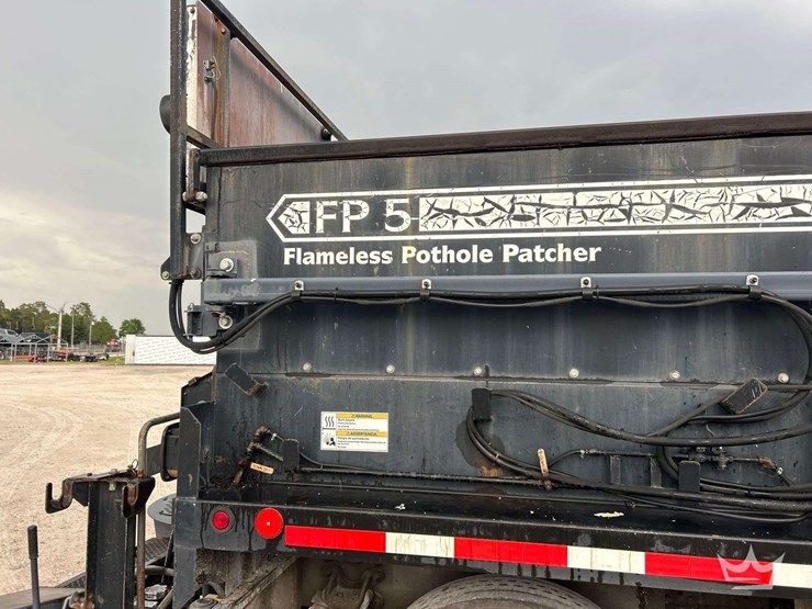 2009-freightliner-m2-106-image-22