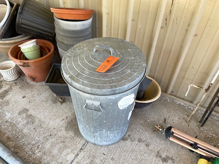 #7175-•-assortment-of-lawn-and-garden-planters-image-2