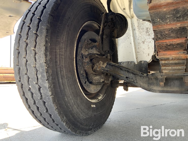 2012-freightliner-m2-106-image-19