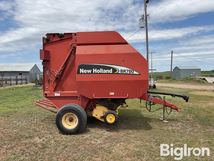 2004-new-holland-br780-image-4