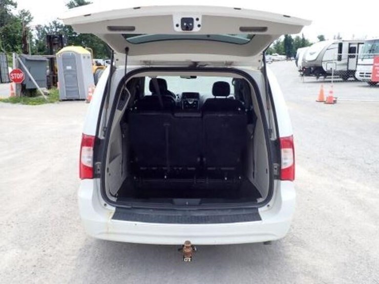 2016-chrysler-town-&-country-image-32