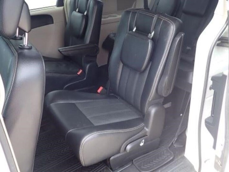 2016-chrysler-town-&-country-image-26