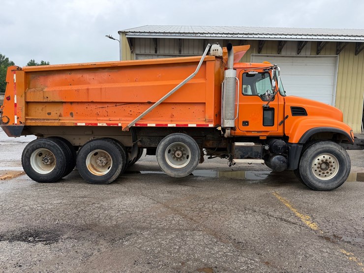 #1471-•-2003-mack-713v-granite-tri-axle-dump-truck-image-6