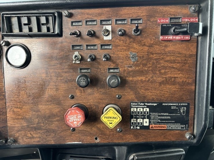1989-peterbilt-377-image-47