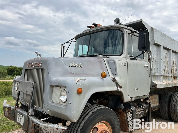 1977-mack-dm685-image-8