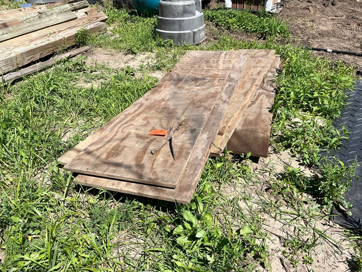 #7125-•-assorted-scrap-lumber-and-plywood-image-1