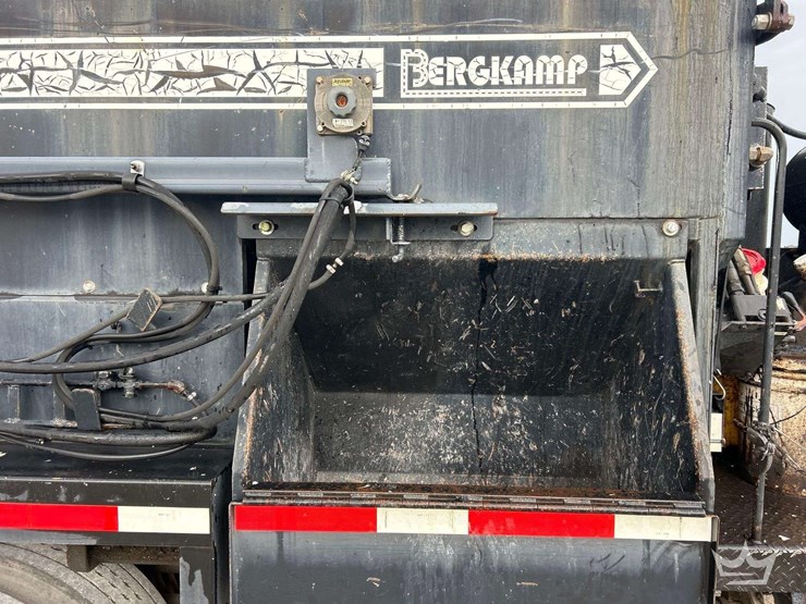 2009-freightliner-m2-106-image-21