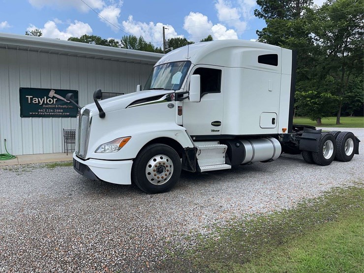 2022-kenworth-t680-image-1