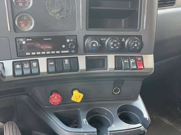2022-kenworth-t680-image-24