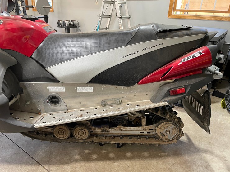 #7106-•-2009-yamaha-apex-snowmobile-(has-registration-card)-image-9