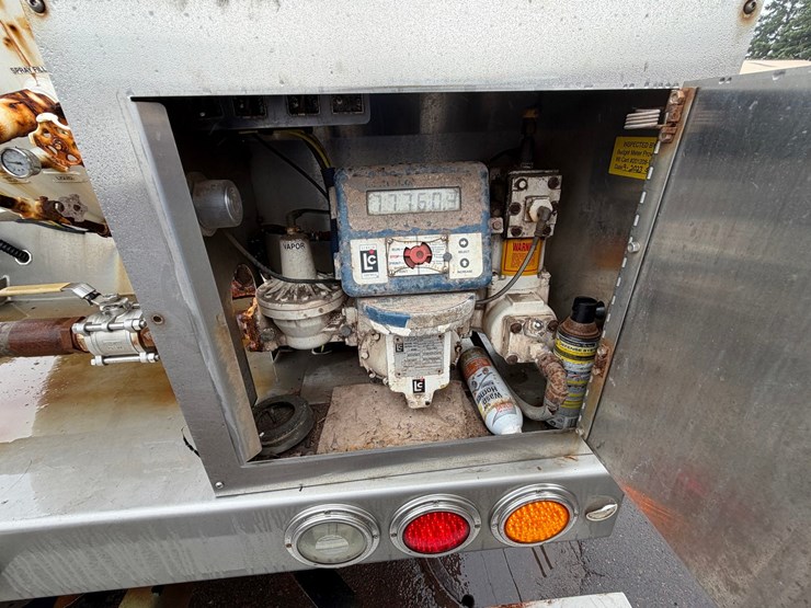 #1797-•-1996-freightliner-m2-lp-truck-image-31