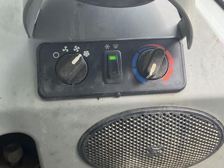 2014-bobcat-s650-image-14