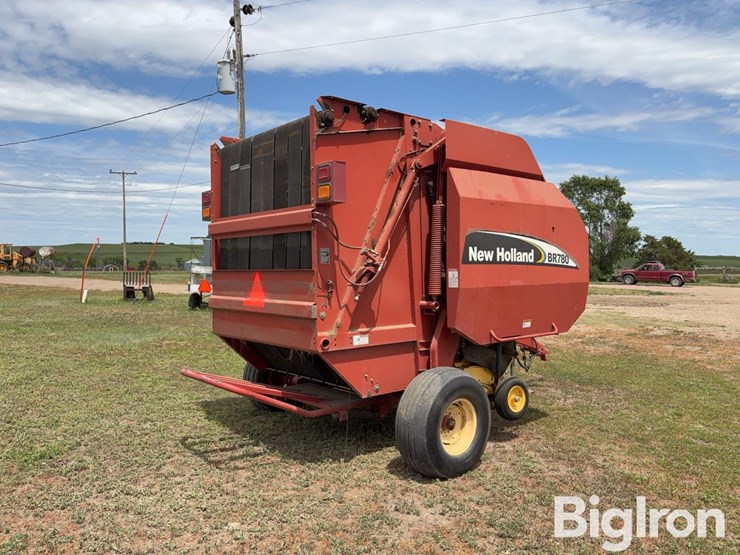 2004-new-holland-br780-image-5