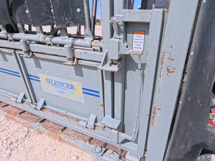 #1057-•-molly-mfg,-silencer-hydraulic-cattle-chute-image-16
