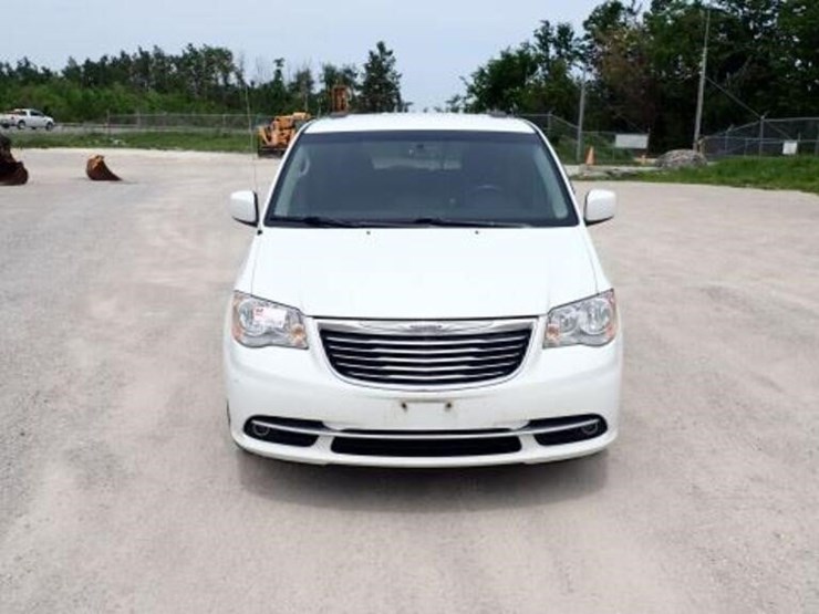 2016-chrysler-town-&-country-image-2