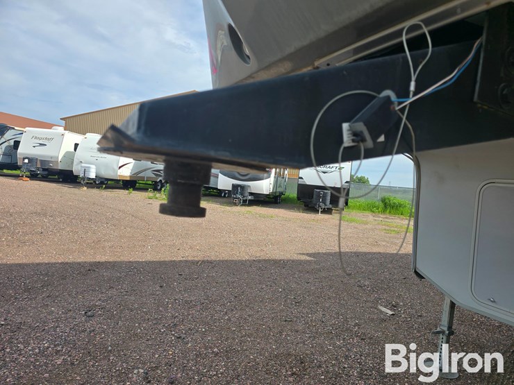 2014-forest-river-silverback-29refw-5th-wheel-camper-image-9