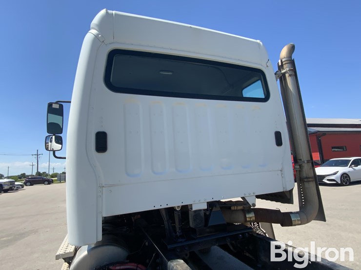 2010-freightliner-m2-106-image-19