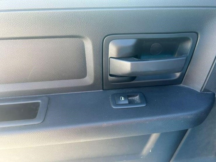 2021-ram-1500-classic-image-40