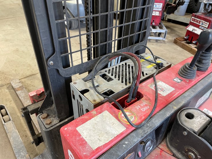 #6062-•-raymond-electric-pallet-stacker-image-15