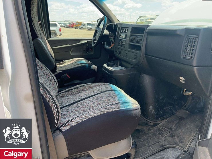 2014-gmc-savana-cargo-van-image-18