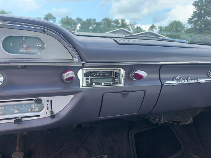 1960-ford-starliner-image-14