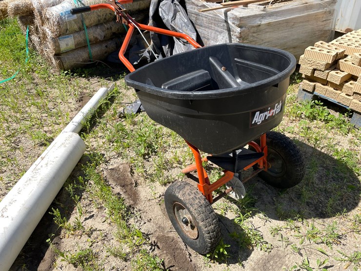 #7115-•-agri-fab-lawn-spreader-image-3