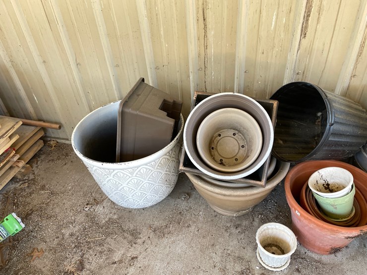 #7175-•-assortment-of-lawn-and-garden-planters-image-4