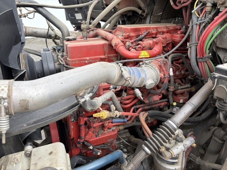 2018-freightliner-114sd-image-11