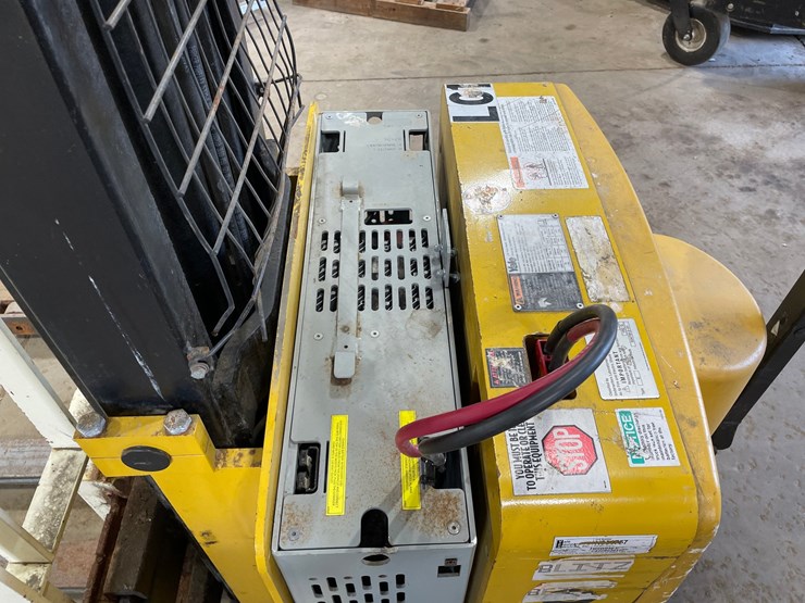#6064-•-yale-electric-pallet-stacker-image-13