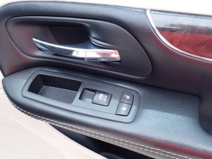 2016-chrysler-town-&-country-image-42
