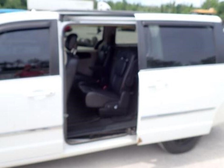 2016-chrysler-town-&-country-image-25