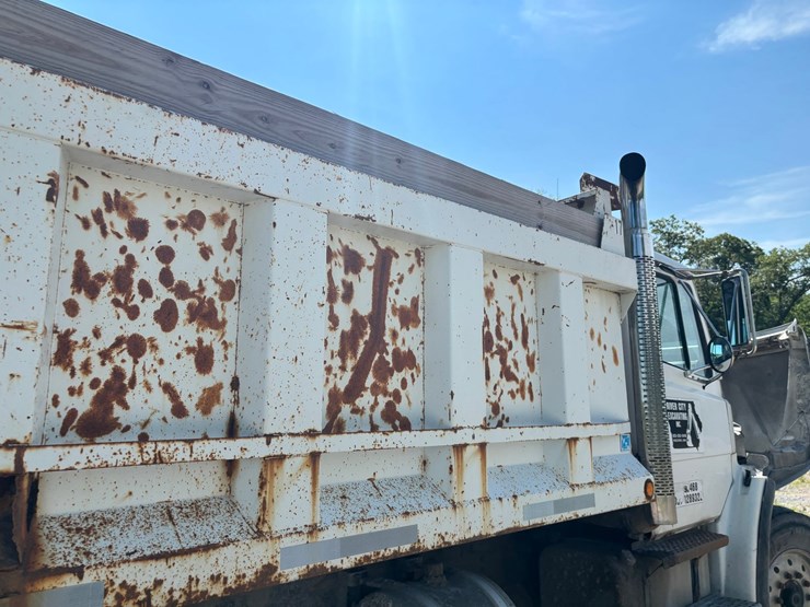 2000-freightliner-fl80-image-35