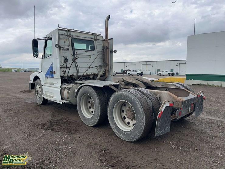 2001-volvo-vnl-t/a-day-cab-tractor-image-3