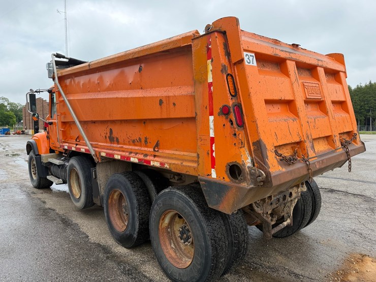 #1471-•-2003-mack-713v-granite-tri-axle-dump-truck-image-3
