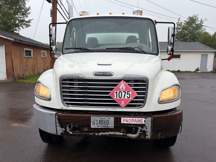 #1797-•-1996-freightliner-m2-lp-truck-image-2