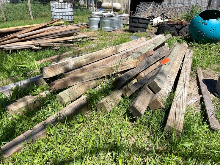 #7129-•-pile-of-used-wooden-posts-image-1