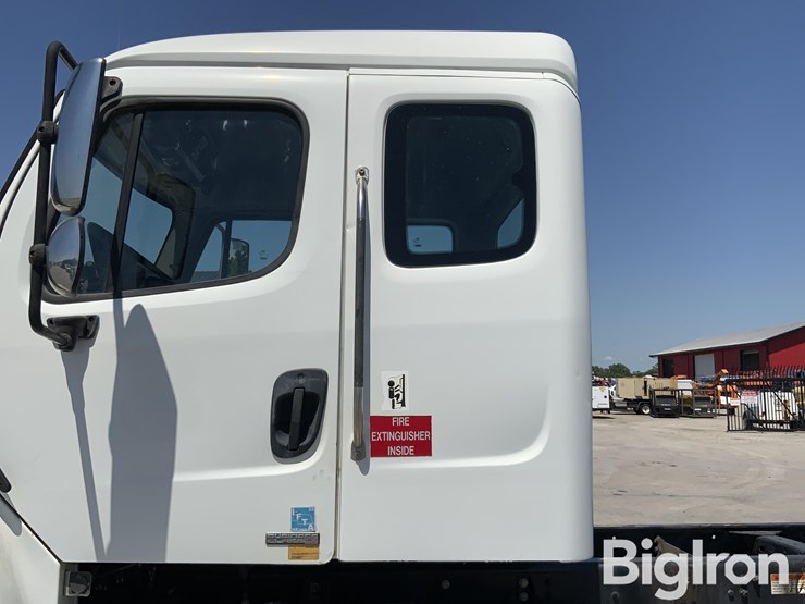 2010-freightliner-m2-106-image-15