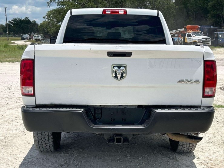 2020-ram-1500-classic-image-24
