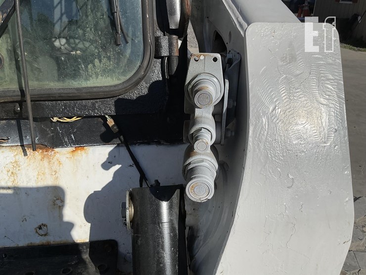 2005-bobcat-s300-image-11