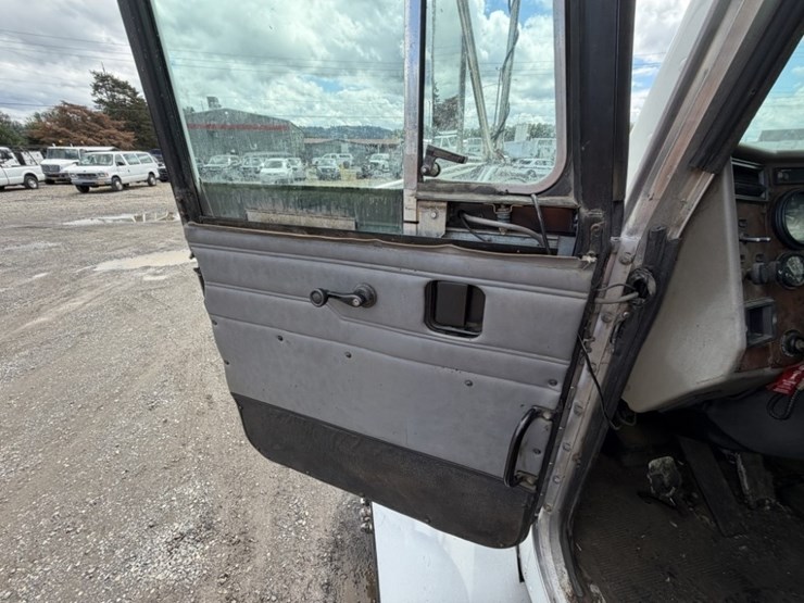 2002-peterbilt-330-image-24