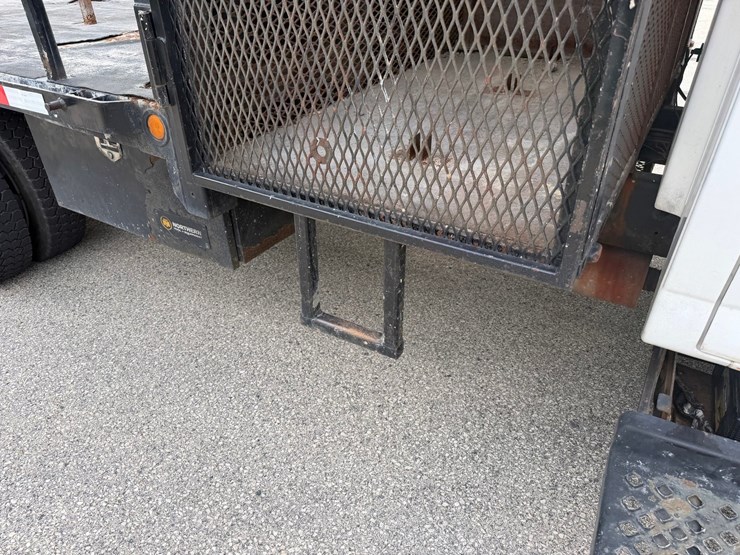 #1487-•-2004-gmc-c4500-flatbed-form-truck-image-29