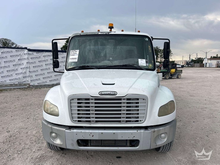 2009-freightliner-m2-106-image-27
