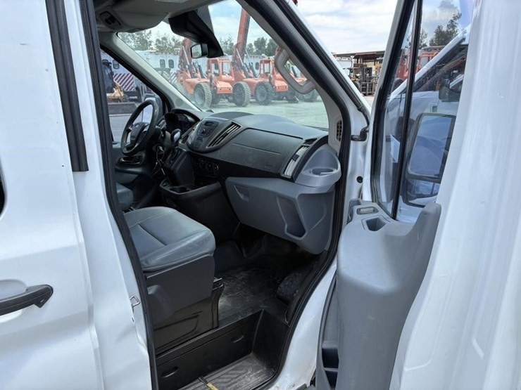2017-ford-transit-image-13