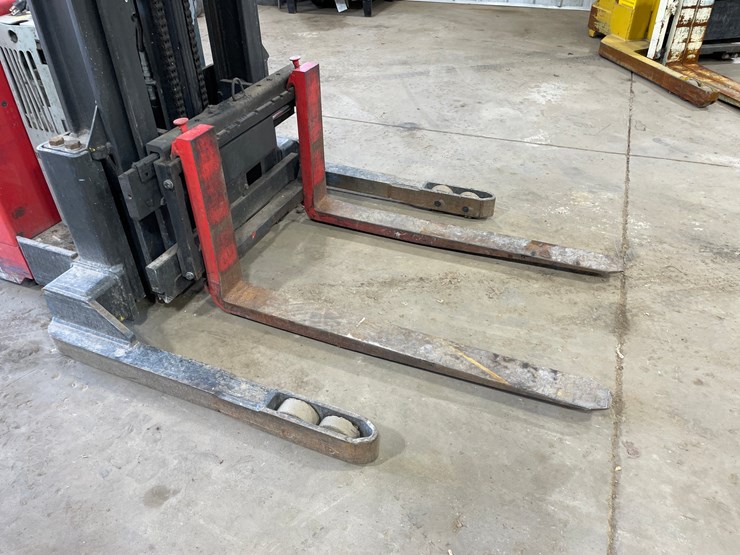 #6062-•-raymond-electric-pallet-stacker-image-9