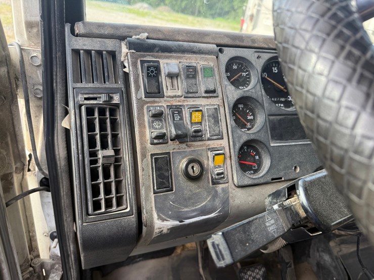 2000-freightliner-fl80-image-91