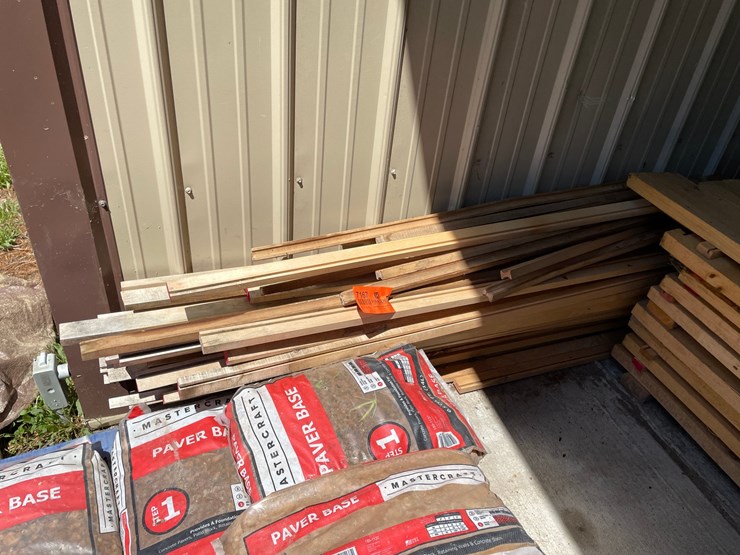#7167-•-assortment-of-wooden-stringers-and-trim-pieces-image-1